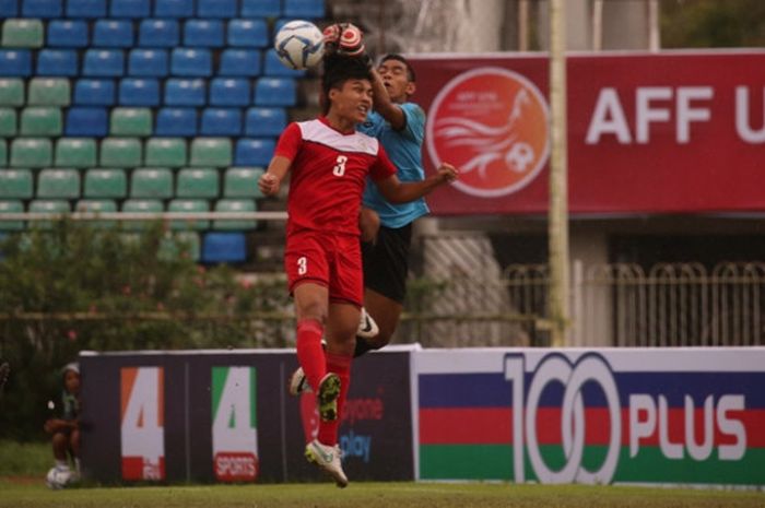 Kiper Brunei, Muhd Amirul Hakim Zulkarnain (belakang) melompat mengamankan bola dari sundulan pemain Filipina pada laga perdana Grup B Piala AFF U-18 edisi 2017 di Stadion Thuwunna, Yangon, Selasa (5/9/2017) sore. 