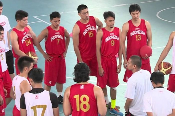 Tim nasional basket putra Indonesia untuk SEA Games Singapura 2015 mendengarkan instruksi saat menjalani pemusatan latihan di Hall Basket Senayan, Jakarta.