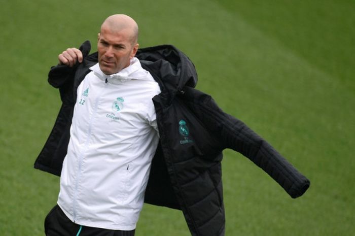 Pelatih Real Madrid, Zinedine Zidane, hadir dalam sesi latihan tim di Valdebebas Sport City, Madrid, Spanyol, pada 9 Januari 2018.