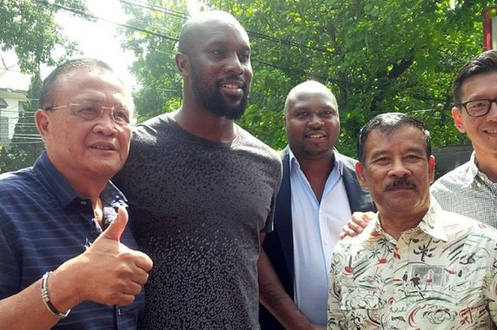 Carlton Cole (kedua dari kanan) berfoto bersama manajer Persib Bandung Umuh Muchtar beserta petinggi PT PBB Zainuri Hasyim dan Teddy Tjahyono di Graha Persib, Jalan Sulanjana, Kota Bandung, Kamis (30/3/2017).