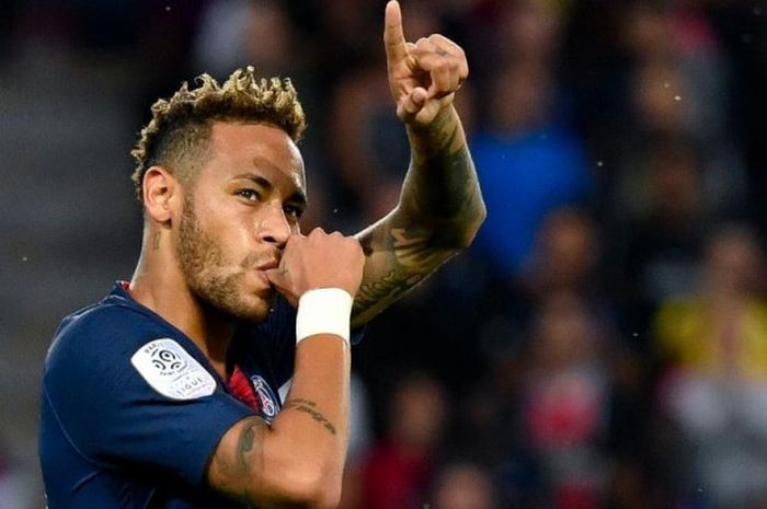 Neymar Jr. melakukan selebrasi setelah mencetak gol Paris Saint-Germain kontra Caen dalam laga Liga Prancis di Stadion Parc des Princes, Paris, 12 Agustus 2018.