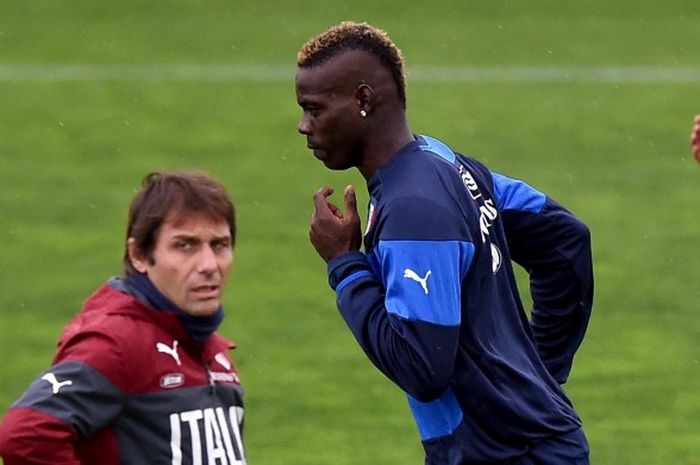 Pelatih tim nasional Italia, Antonio Conte (kiri), dan striker Mario Balotelli, dalam sesi latihan Gli Azzurri di Coverciano, Florence, Italia, pada 10 November 2014.