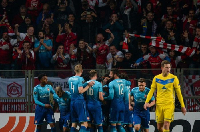 Para pemain Arsenal merayakan gol yang dicetak ke gawang BATE Borisov dalam laga Grup H Liga Europa di Stadion Borisov-Arena, Barysaw, Belarus, pada 28 September 2017.