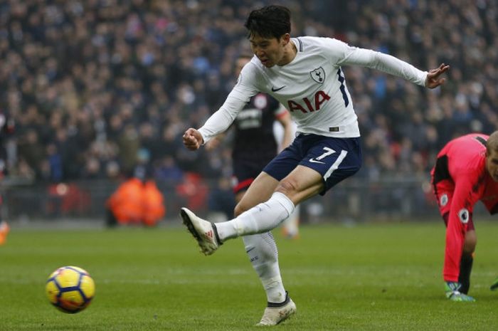 Momen Son Heung-Min mengecoh kiper Jonas Lossl dan mencetak gol ke gawang Huddersfield Town pada laga lanjutan Liga Inggris di Stadion Wembley, Sabtu (3/3/2018) malam WIB.