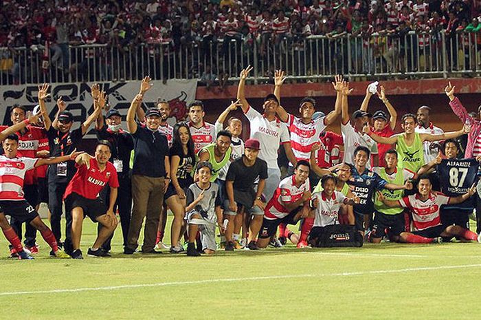 Pemain, ofisial, dan pendukung Madura United merayakan kemenangan mereka atas tim tamu, Arema FC, dalam laga pekan ke-23 Liga 1 di Stadion Ratu Pamelingan, Pamekasan, Minggu (10/9/2017).