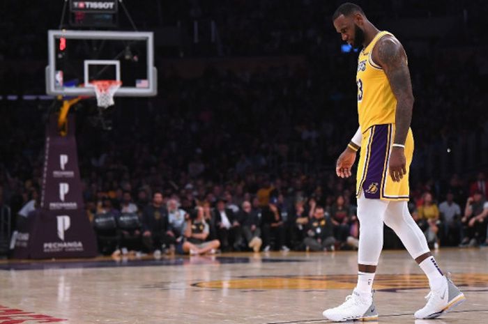 Pebasket megabintang Los Angeles Lakers, LeBron James, tertunduk setelah gagal menyelamatkan timnya dari kekalahan 142-143 dari San Antonio Spurs di Staples Center, Los Angeles, California, Amerika Serikat, Senin (22/10/2018).