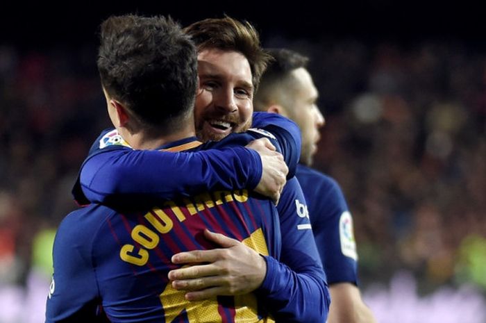  Gelandang FC Barcelona, Philippe Coutinho, merayakan golnya bersama Lionel Messi dalam laga leg kedua semifinal Copa del Rey kontra Valencia di Stadion Mestalla, Valencia, Spanyol, pada 8 Februari 2018. 