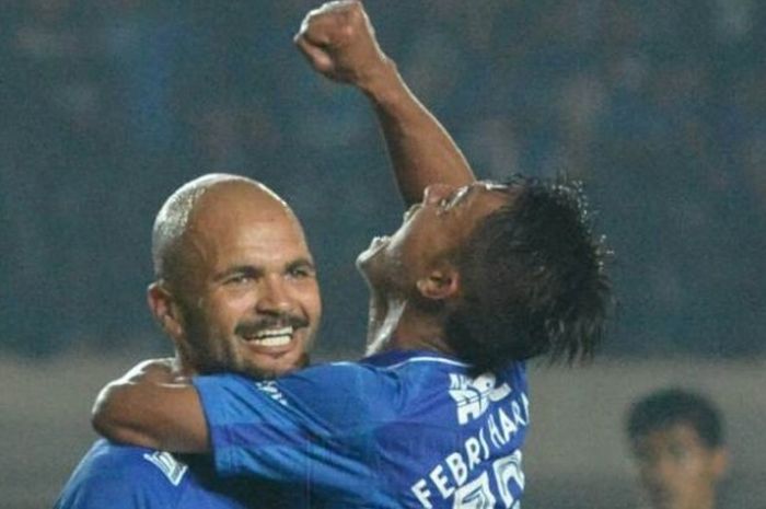 Duo pencetak gol Persib, Sergio van Dijk dan Febri Hariyadi (kanan) seusai mencetak gol ke gawang Persiba Balikpapan pada laga kedua Grup C Piala Presiden 2017 di Stadion Si Jalak Harupat, Kab Bandung, Minggu (12/2/2017) malam. 