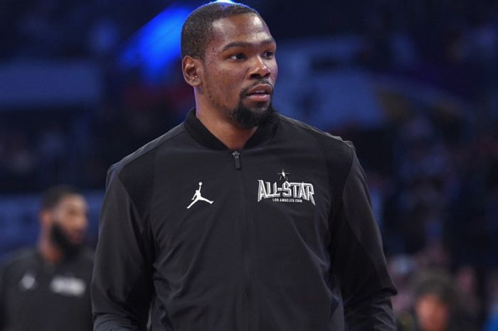  Pebasket Golden State Warriors, Kevin Durant, yang membela tim LeBron pada NBA All-Star Game 2018 bersiap sebelum laga di Staples Center, Los Angeles, California, Amerika Serikat, Minggu (18/2/2018), dimulai. 