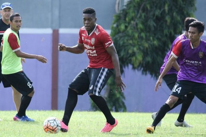 Ndumba Makeche (tengah) dalam sesi latihan Bali United di Lapangan Trisakti Legian, Jumat (10/2/2017). 