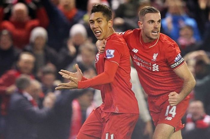 Kapten Liverpool FC, Jordan Henderson (kanan) dan Roberto Firmino (kiri) saat merayakan gol dalam pertandingan Premier League 2015-2016 menghadapi Arsenal di Anfield, Liverpool, Inggris, pada 13 Januari 2016.