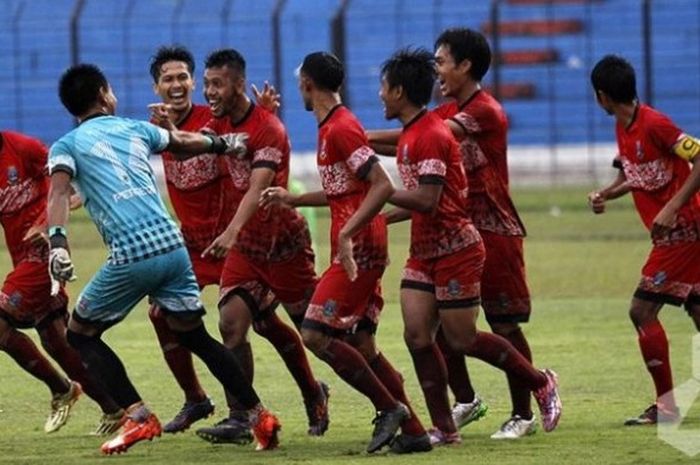 Suka cita pemain Perseden Denpasar saat memenangi laga putaran nasional Liga Nusantara 2016. 