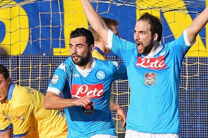 Raul Albiol (tengah) dan Gonzalo Higuain (kanan) saat merayakan salah satu gol Napoli ke gawang Frosinone dalam lanjutan Serie A 2015-2016 di Stadio Comunale Matusa, Frosinone, Italia, pada Minggu (10/1/2016).