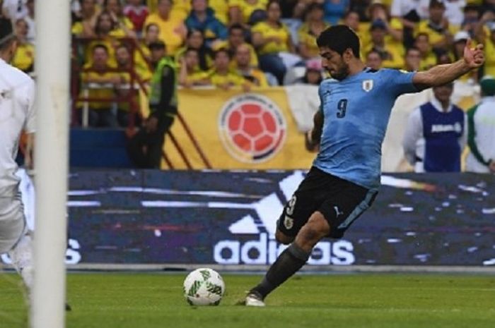 Luis Suarez mencetak satu gol ke gawang David Ospina saat Uruguay bermain imbang 2-2 lawan Kolombia, Selasa (11/10/2016). 