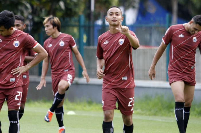 Pemain muda Persija Jakarta, Nugroho Fatchur Rochman (dua dari kanan) pada latihan H-1 jelang mengha