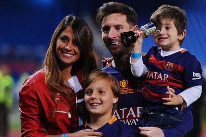 Ikon FC Barcelona, Lionel Messi (tengah), berpose bersama keluarganya usai mengalahkan Sevilla FC dalam laga final Copa del Rey di Stadion Vicente Calderon, Madrid, Spanyol, Minggu (22/5/2016).