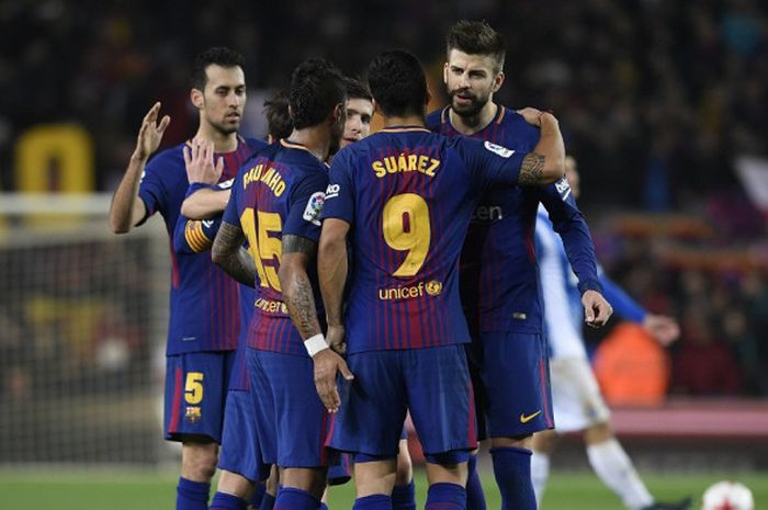 Para pemain FC Barcelona merayakan kemenangan atas Espanyol dalam laga leg kedua perempat final Copa del Rey di Stadion Camp Nou, Barcelona, pada 25 Januari 2018.