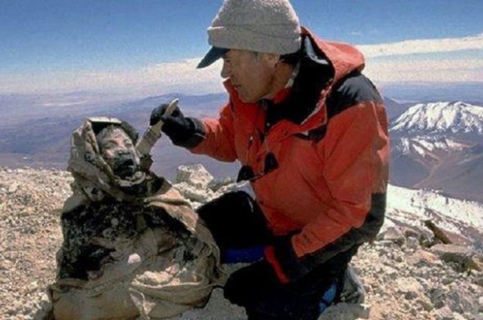 Johan Reinhard adalah penemu mumi bocah di puncak gunung Llullaillaco, perbatasan Cile dan Argentina.
