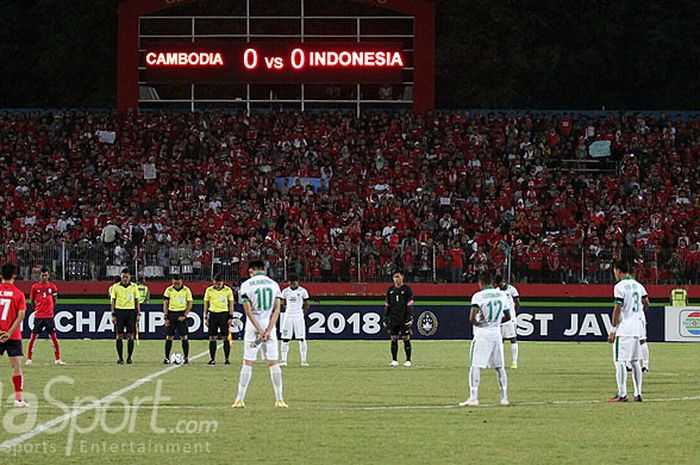 Timnas U-16 Indonesia dan timnas u-16 Kamboja mengheningkan cipta untuk korban gempa sebelum laga Piala AFF U-16 2018 di Stadion Gelora Delta, Sidoarjo, Senin (6/8/2018).