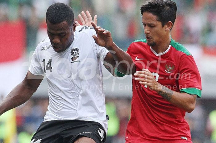     Penyerang timnas Indonesia, Irfan Bachdim, beraksi di laga persahabatan internasional kontra Fiji di Stadion Candrabhaga, Bekasi, pada Sabtu (2/9/2017).    