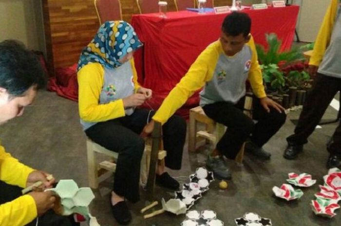 Para peserta mencoba membuat bola dalam Pendidikan dan Pelatihan SDM Tenaga Teknis Produk Barang Industri Olahraga (Pembuatan Bola).