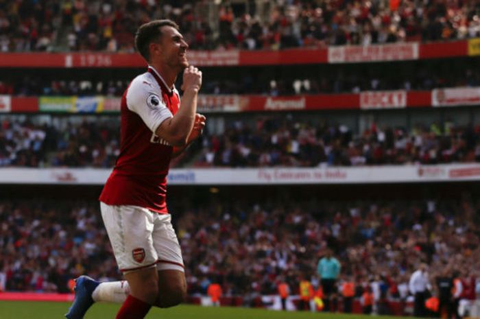 Gelandang Arsenal, Aaron Ramsey, merayakan golnya ke gawang West Ham United pada pertandingan Liga Inggris pada pekan ke-35 Liga Inggris 2017-2018 di Stadion Emirates, Minggu (22/4/2018).