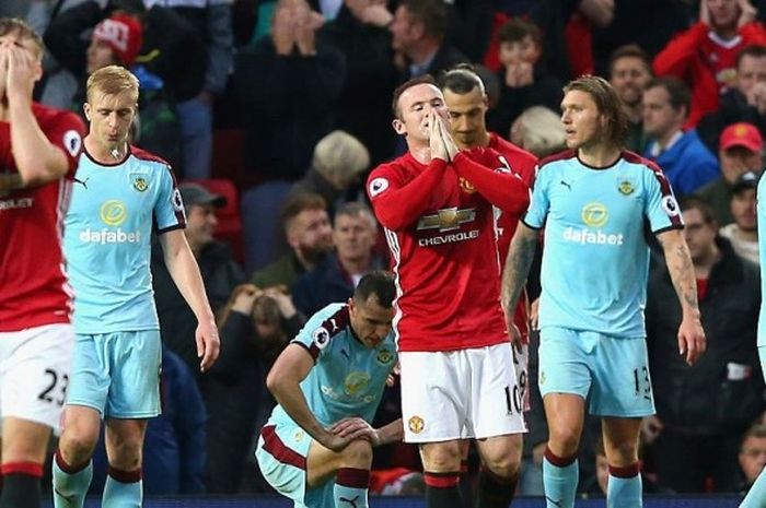 Pemain Manchester United, Wayne Rooney dan Luke Shaw, bereaksi setelah tim mereka gagal memanfaatkan peluang pada laga Premier League antara Man United dan Burnley di Old Trafford, Manchester, pada 29 Oktober 2016.