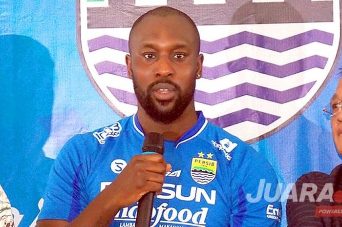 Penyerang Persib Bandung, Carlton Cole, saat berbicara kepada media di Graha Persib, Jumat (2/6/2017).