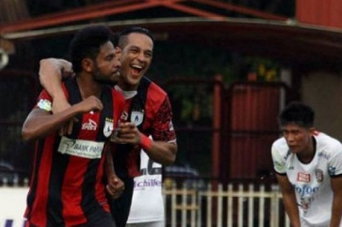 Addison Alves merayakan golnya bersama Imanuel Wanggai (kiri).