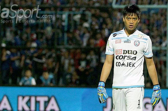 Ekspresi kiper Arema FC, Kurnia Meiga, saat tampil melawan Persib Bandung dalam laga pekan ke-19 Lig