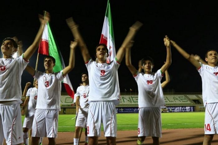 Para pemain Timnas U-16 Iran selebrasi di depan para pendukungnya.