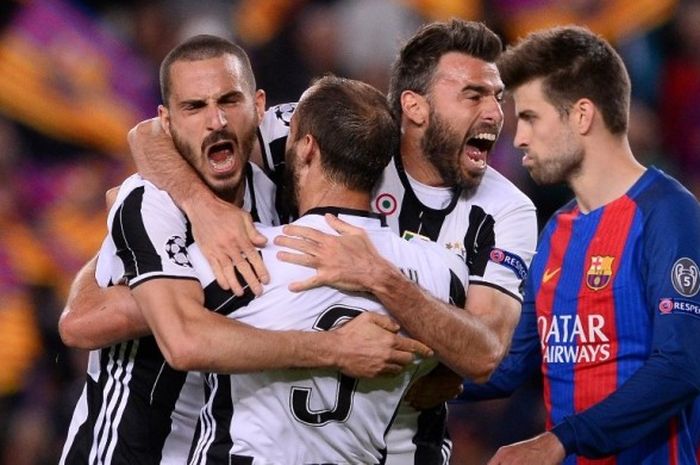 Bek Juventus, Leonardo Bonucci, Giorgio Chiellini, dan Andrea Barzagli, merayakan keberhasilan menahan imbang FC Barcelona dalam laga leg kedua perempat final Liga Champions di Stadion Camp Nou, Barcelona, Spanyol, pada 19 April 2017.
