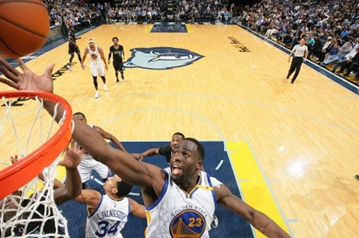 Forward Golden State Warriors, Draymond Green, melakukan lay-up saat menjalani pertandingan melawan Memphis Grizzlies di FedEx Forum, Memphis, Tennessee, Amerika Serikat, Jumat (10/2/2017) malam waktu setempat atau Sabtu pagi WIB. Warriors menang 122-107.