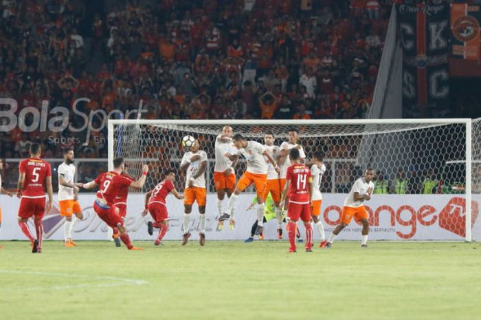  Sepakan bebas striker Persija, Marko Simic (9) yang dihadang pagar betis para pemain Borneo FC pada laga pekan keempat Liga 1 2018 di SUGBK, Sabtu (14/4/2018).  