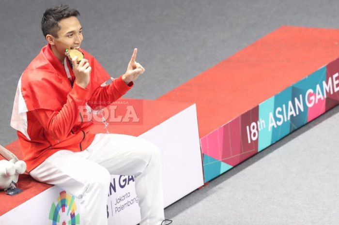 Pebulu tangkis tunggal putra Indonesia, Jonatan Christie, berpose dengan medali emas kategori perorangan Asian Games 2018 di Istora Senayan, Jakarta, Selasa (28/8/2018).     