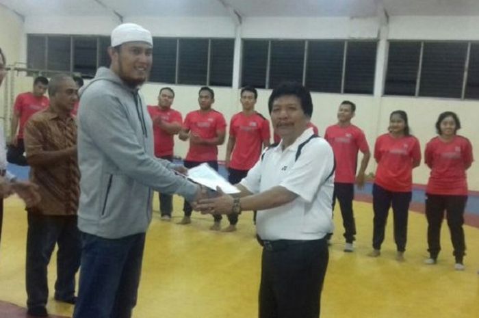 Heru Pujihartono (peci putih) dan pengurus dan atlet Gulat DKI ke Kejurnas Gulat 2017 