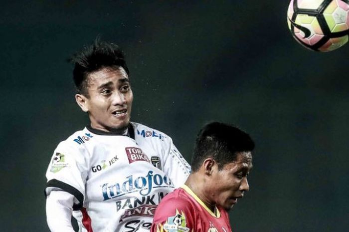 Gelandang Bali United, Taufiq (kiri) duel udara dengan pemain Bhayangkara FC, Evan Dimas pada laga Liga 1 musim 2017, 29 September 2017.
