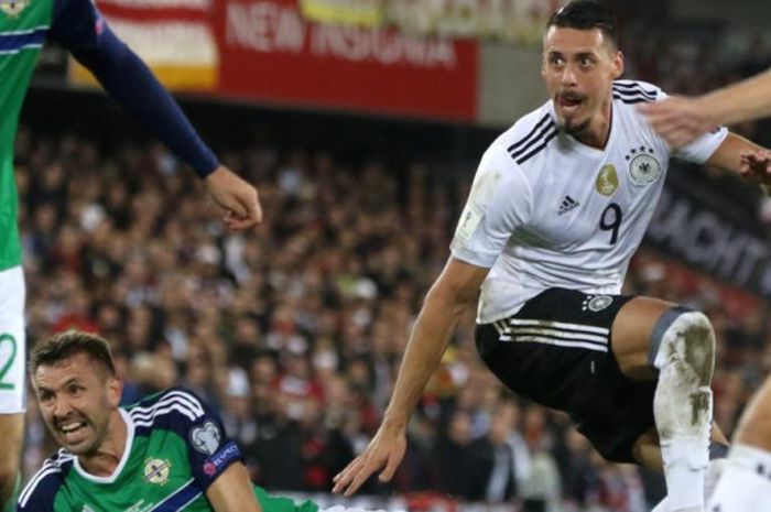 Penyerang timnas Jerman, Sandro Wagner (kanan), dalam proses mencetak gol pada partai Kualifikasi Piala Dunia 2018 lawan Irlandia Utara di Windsor Park, Belfast, 5 Oktober 2017.