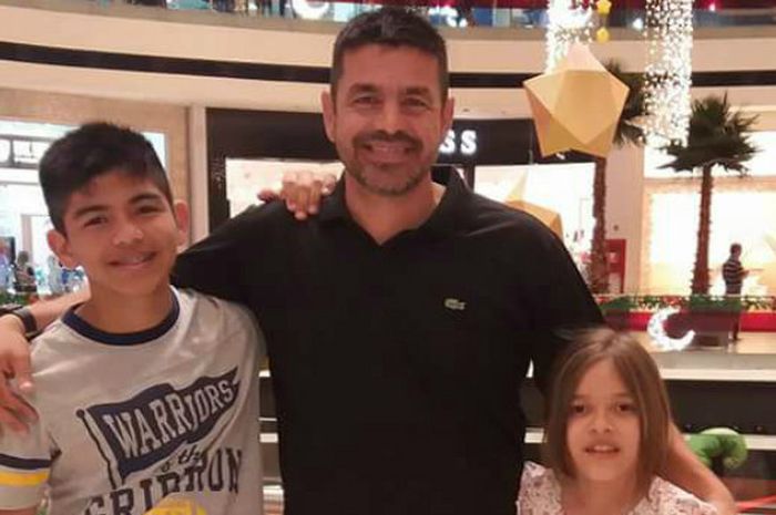 Mantan gelandang Persib Bandung asal Paraguay, Lorenzo Cabanas berpose bersama anak-anaknya di kampung halamannya pada Desember 2017.