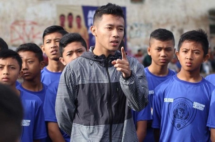 Dendi Santoso memberikan motivasi kepada siswa seleksi Akademi Arema di lapangan Dinoyo Kota Malang Minggu pagi 10 April 2016