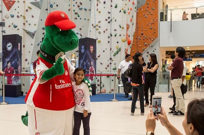 Kehadiran maskot Arsenal, Gunnersaurus, di salahs atu mall di Singapura saat turnamen pramusim Barclays Asia Trophy 2015