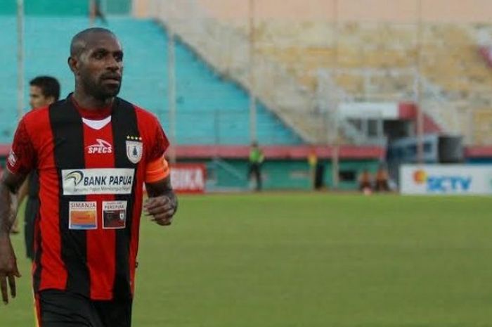 Penyerang sekaligus kapten Persipura Jayapura, Boaz Solossa. 