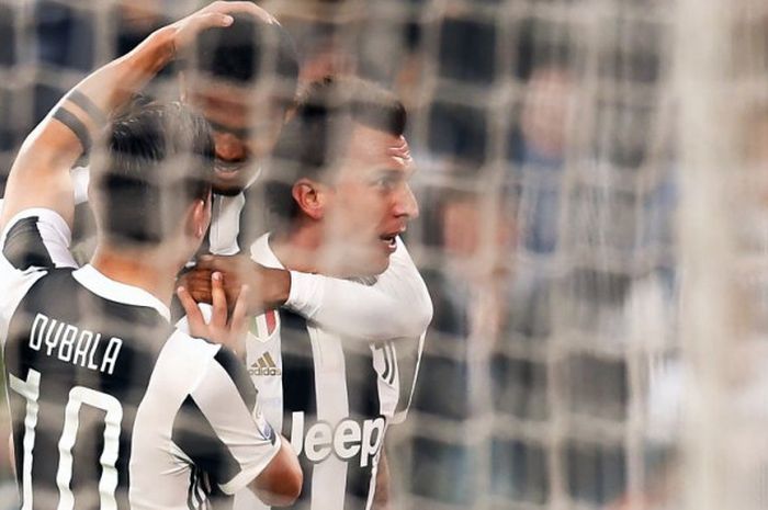 Striker Juventus, Mario Mandzukic, merayakan gol ke gawang Sampdoria dalam partai Liga Italia di Allianz Stadium, Minggu (15/4/2018).