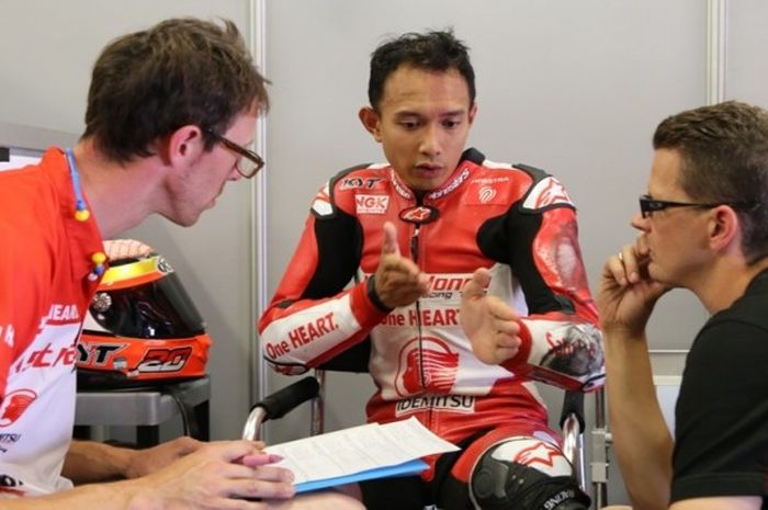 Pebalap Astra Honda Racing Team asal Indonesia, Dimas Ekky Pratama, berdiskusi dengan tim saat menjalani sesi latihan Moto2 European Championship di Sirkuit de Barcelona-Catalunya, Jumat (10/6/2016).