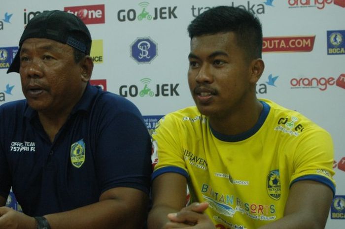 Penyerang 757 Kepri Jaya, Ahmad Syaifullah (kanan) dalam konferensi pers setelah pertandingan lanjutan Liga 2 melawan Pro Duta di Stadion Cendrawasih Jakarta Barat pada Minggu 21 Mei 2017.