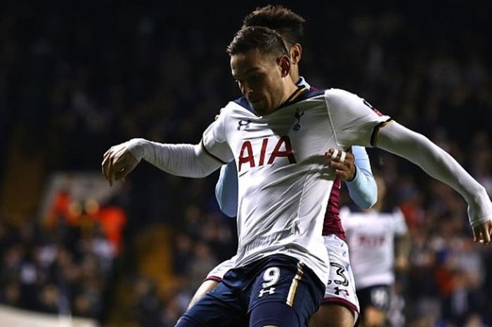 Vincent Janssen tengah menggilir bola dalam laga Emirates FA Cup antara Tottenham Hotspur dan Aston Villa di White Hart Lane, 08 Januari 2017. 