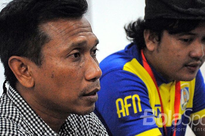 Pelatih Bali United, Widodo Cahyono Putra (kiri), memberikan pernyataan saat jumpa wartawan di Stadion Batakan, Balikpapan, Senin (16/10/2017).