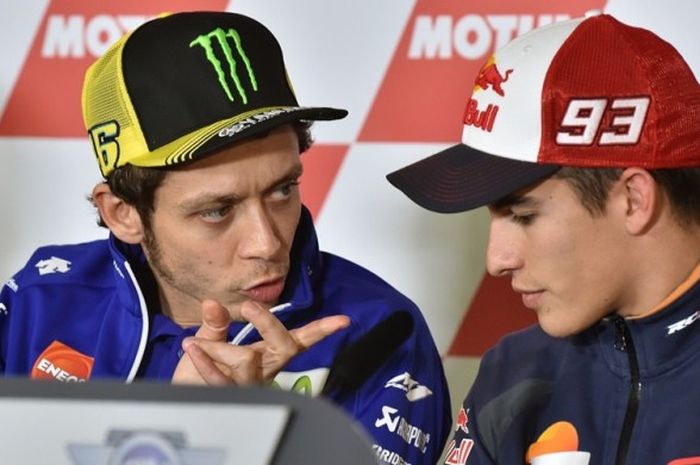 Pebalap Movistar Yamaha asal Italia, Valentino Rossi (kiri), berbicara dengan pebalap Repsol Honda asal Spanyol, Marc Marquez, dalam konferensi pers GP Jepang di Sirkuit Twin Ring Motegi, Kamis (8/11/2015).