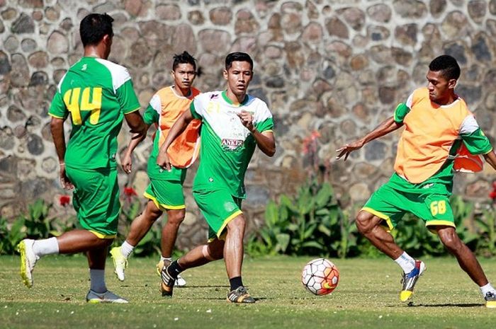 Pemain Bhayangkara Surabaya United saat melakukan TC di Agrokusuma Batu, Jawa Timur (24/08/2016).