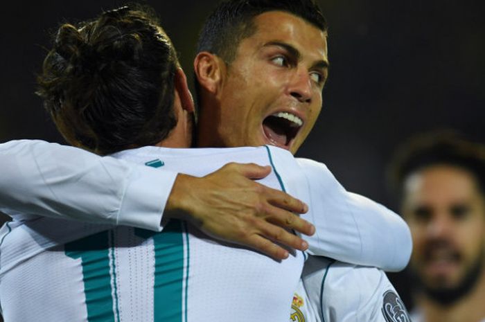 Dua bintang Real Madrid, Gareth Bale dan Cristiano Ronaldo, melakukan selebrasi dalam laga kontra Borussia Dortmund di Signal Iduna Park, Selasa (26/9/2017)